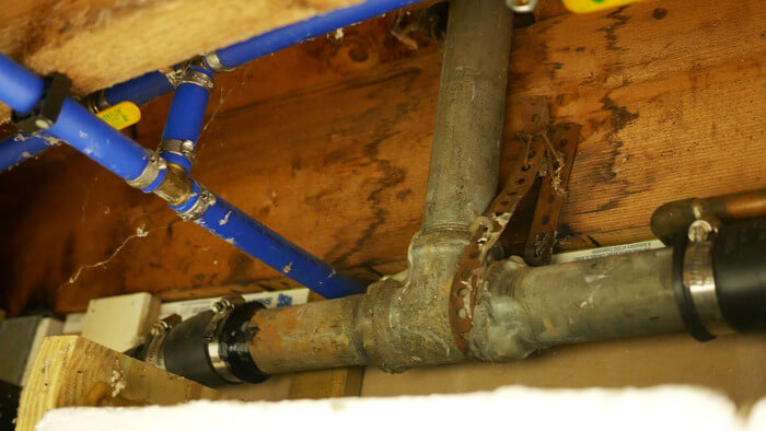 Indicators of Plumbing Issues in Outdated Houses